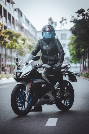 欧美帅哥骑雅马哈摩托车机车图片